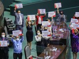 Legisladores del PT protestan contra la presidenta de la Mesa Directiva, ayer.