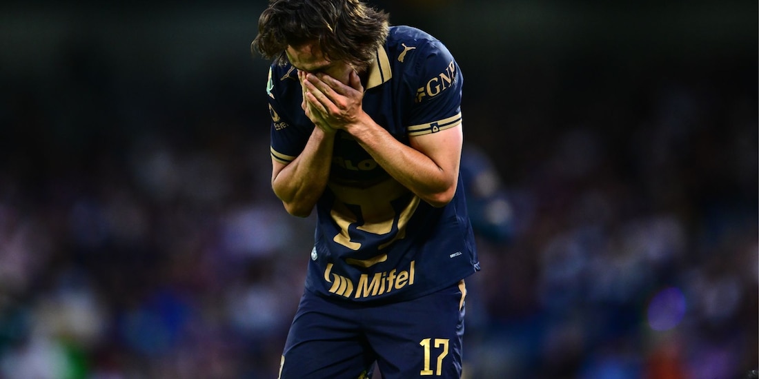 Sebastián Córdova se lamenta tras la derrota de Pumas.