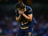 Sebastián Córdova se lamenta tras la derrota de Pumas.