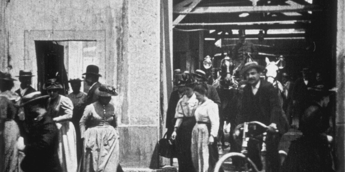 La salida de los obreros de la fábrica Lumière, 1895.