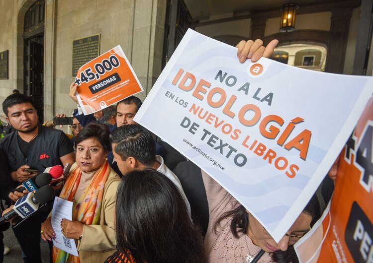 Activistas protestaron en el Edomex contra la distribución de libros, el pasado viernes.