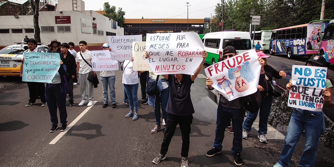 MANIFESTANTES en Metro Universidad, ayer.
