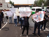 MANIFESTANTES en Metro Universidad, ayer.