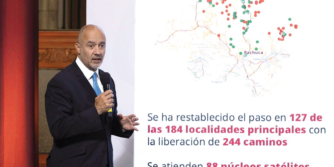 Jesús Esteva Medina, titular de la SICT, ayer, en conferencia de prensa.