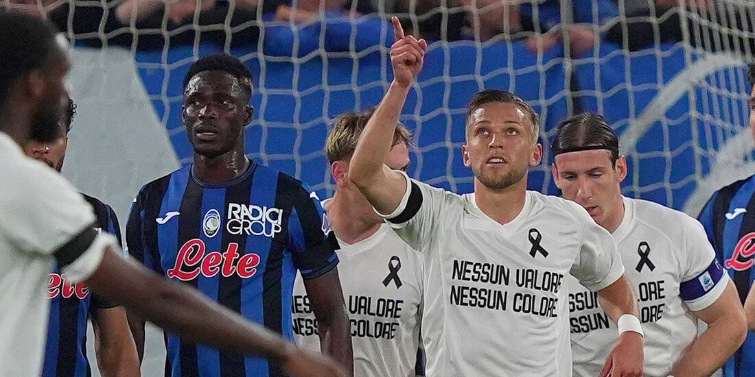 El Lecce juega con una playera blanca y un moño en honor a su fisioterapeuta