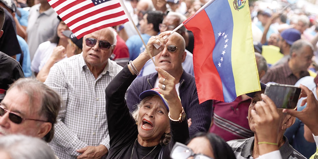 Una mujer ondea banderas de EU y Venezuela el 28 de marzo.