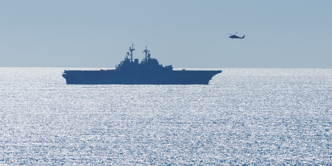 El buque USS Boxer, frente a la costa de California.