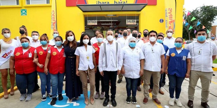A la inauguración asistieron la presidenta municipal de Benito Juárez Mara Lezama; Antonio Abraham Mafud, director general de Súper Willys; Ricardo Abraham Mafud, entre otros.