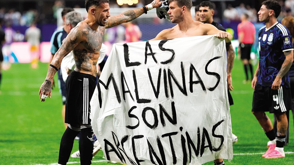 Nicolás Otamendi y Giovani Lo Celso, ayer.