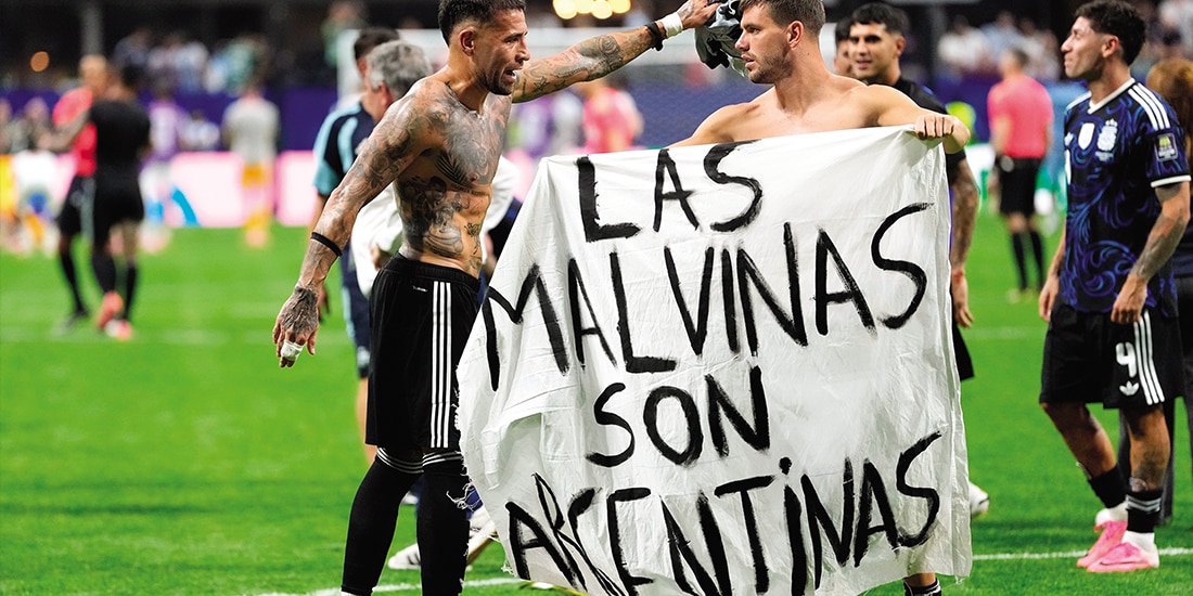 Nicolás Otamendi y Giovani Lo Celso, ayer.