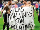 Nicolás Otamendi y Giovani Lo Celso, ayer.