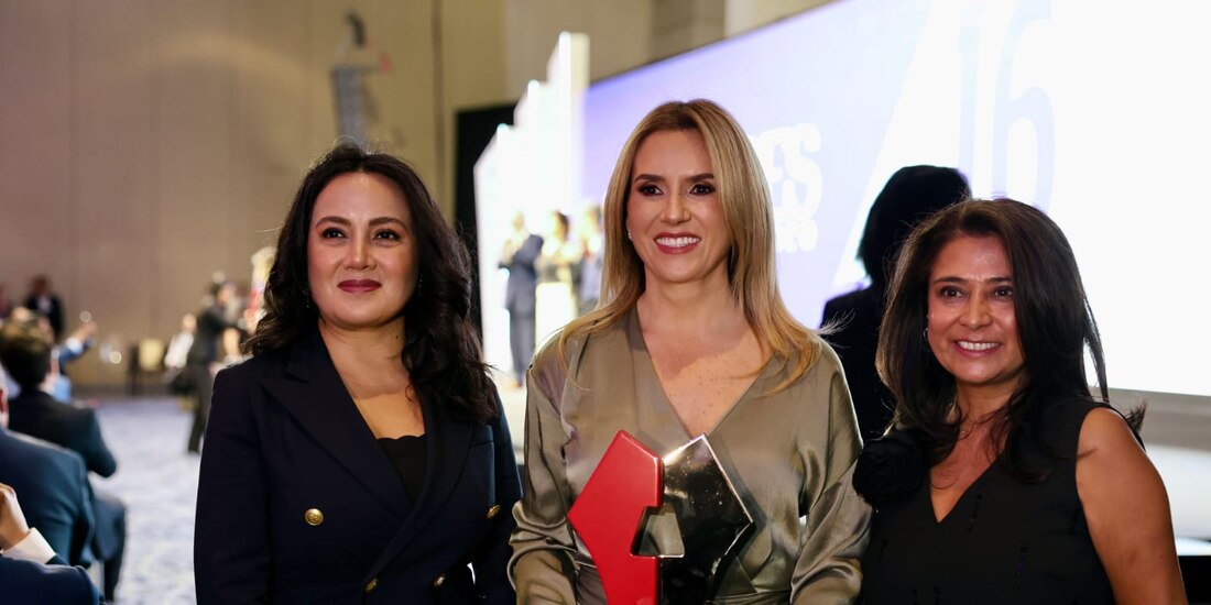 La Alcaldesa con el premio en sus manos.