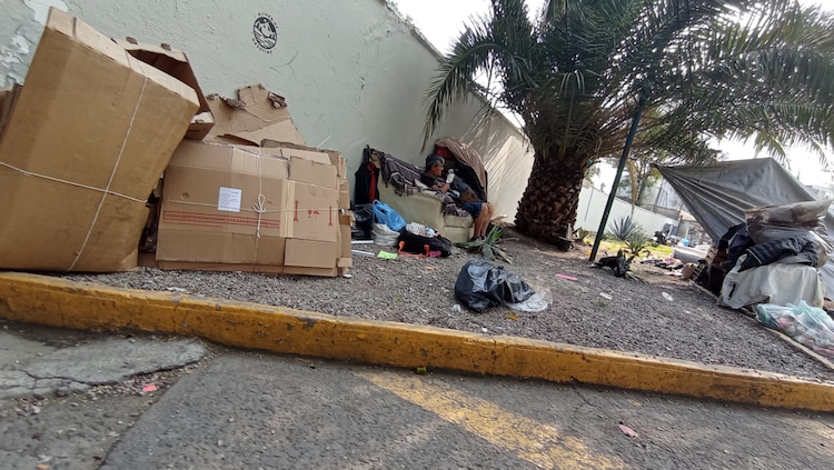 Un hombre permanece en un campamento de personas en situación de calle