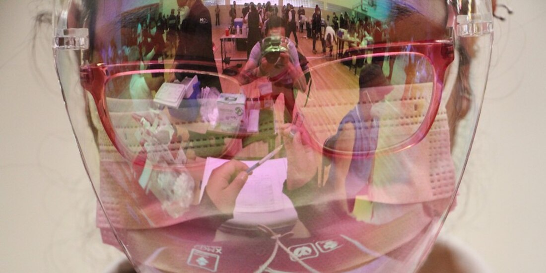 Enfermera prepara una dosis antiCovid en la sede de aplicación de Coyoacán, ayer.