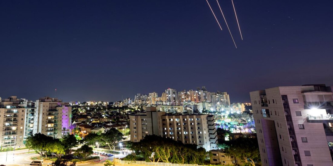 Una vista muestra el lanzamiento de cohetes desde la Franja de Gaza hacia Israel, visto desde la frontera de Israel en el sur de Israel el 15 de octubre de 2023.