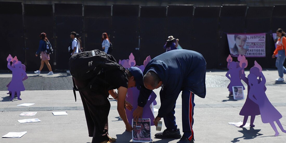 Los padres y madres de víctimas de feminicidios, se trasladaron a la plancha del Zócalo y colocaron figuras de mujeres frente a la entrada principal de Palacio Nacional, en las cuales colocaban los rostros de las mujeres asesinadas por las que exigen justicia.