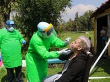 Brigadistas realizan pruebas en una comunidad de Xochimilco, ayer.