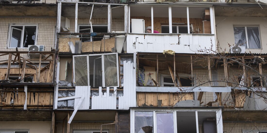 Ataque ruso deja severos daños en Sumi, en Kiev, ayer.