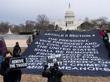 Un grupo de manifestantes protesta, ayer, cerca del Capitolio, en Washington, para exigir la destitución de Donald Trump de su cargo tras los hechos del miércoles.