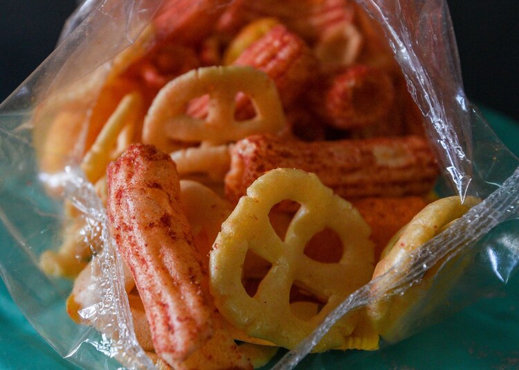 Aspectos de comida chatarra la cual fue prohibida su venta y distribución en escuelas públicas y privadas.