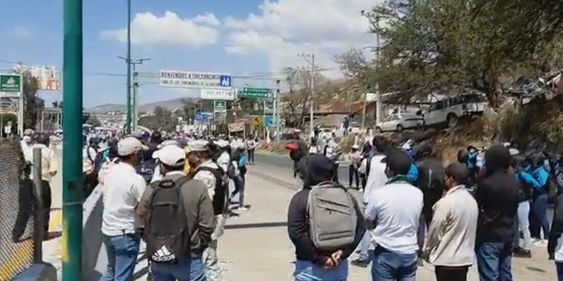 Normalistas retiran bloqueo de la Autopista del Sol.
