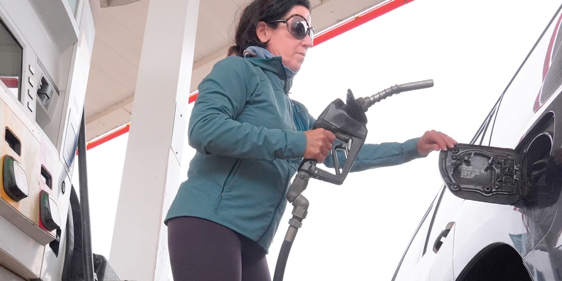 Una conductora comienza a echar gasolina en una estación en Fort Worth, Texas, el 14 de abril.
