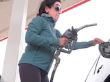 Una conductora comienza a echar gasolina en una estación en Fort Worth, Texas, el 14 de abril.
