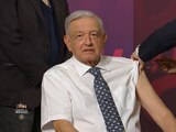 López Obrador al recibir la dosis contra COVID.