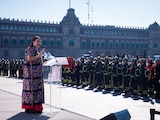 La Jefa de Gobierno, Clara Brugada, encabeza el desfile por el 170 aniversario de los vulcanos en el Zócalo.