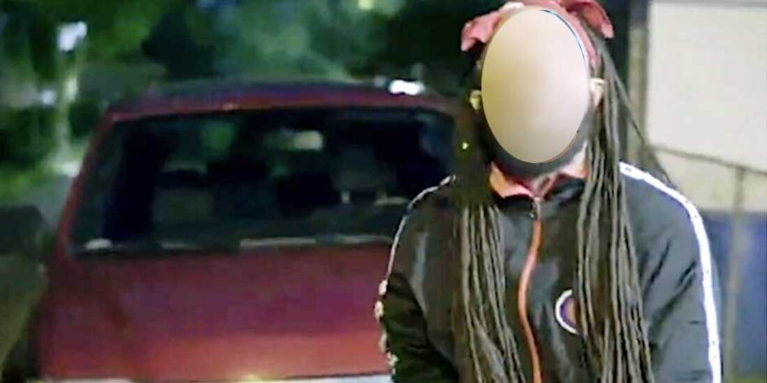 El sospechosos de arrollar a decenas en desfile de Wisconsin, Darrell Brooks, en una fotografía frente a una camioneta roja, en un clip de un video publicado en YouTube, ahora eliminado