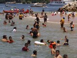 Miles de turistas llenan playas de Acapulco a pesar de covid-19