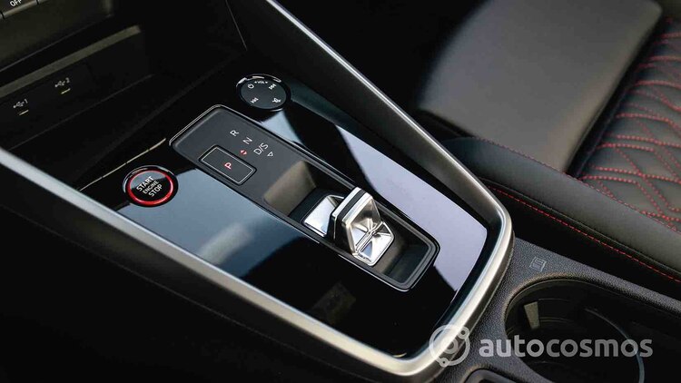 Inserto en faldones en acabado aluminio.