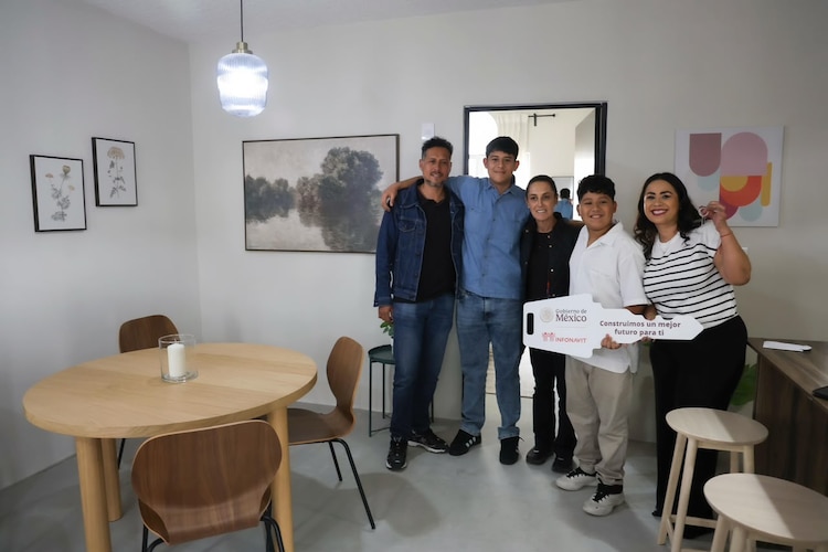 Presidenta Claudia Sheinbaum convive con una familia durante entrega Viviendas del Bienestar.