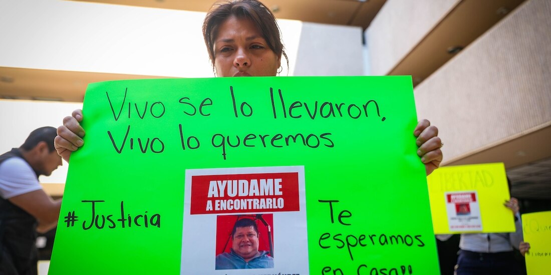 Familiares de Sergio Cárdenas, en una protesta el 21 de octubre en Culiacán, Sinaloa.