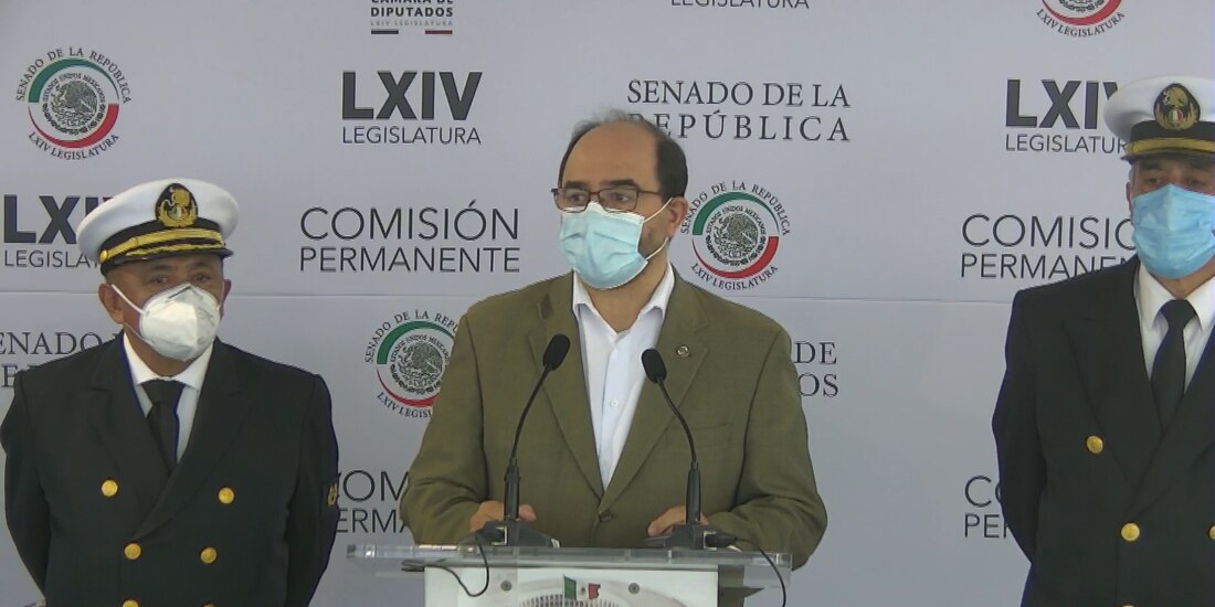 De izq. a der. el radioperador de la Marina Mercante, Novelo Alpuche, el senador Emilio Álvarez Icaza y el capitán Suárez Rodríguez.