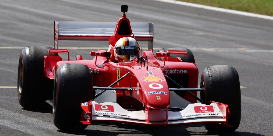 Sebastian Vettel arriba del Ferrari F2002.