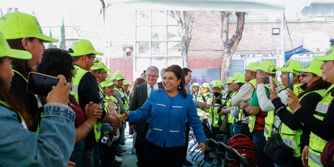 Clara Brugada con personal del programa de Auxilio Escolar, ayer.