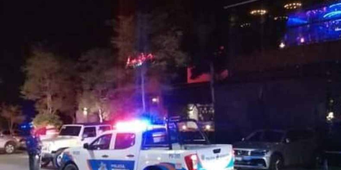 Policías resguardan el bar en el que fue asesinado el exgobernador Aristóteles Sandoval.