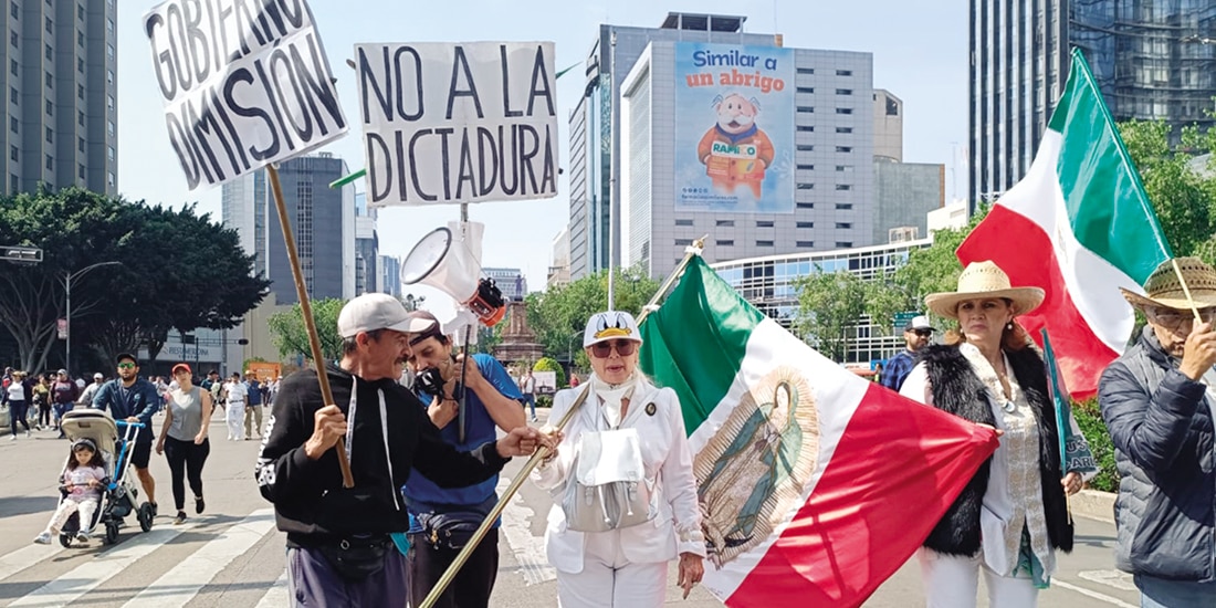 Contingentes de fieles a la Virgen de Guadalupe, ayer en la marcha.