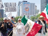Contingentes de fieles a la Virgen de Guadalupe, ayer en la marcha.
