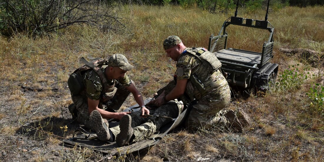 Militares ucranianos practican posibles rescates en la región de Zaporiyia, ayer.