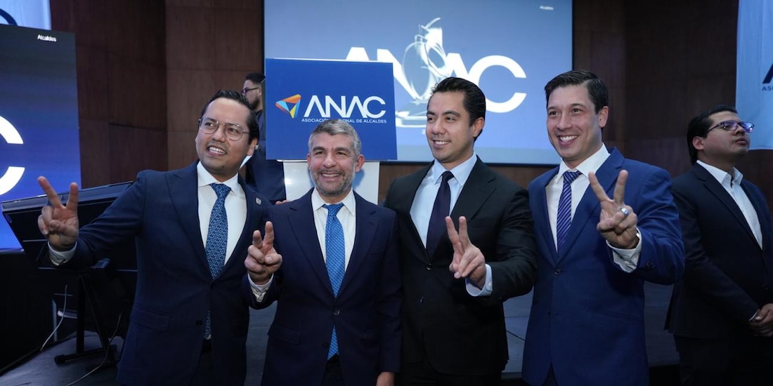 Alcaldesas y alcaldes de Acción Nacional durante la 12ª edición de la entrega de reconocimientos de la ANAC en la Ciudad de México.
