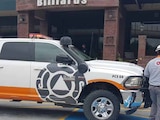 Personal de Protección Civil afuera del restaurante-bar, donde ocurrió el accidente.