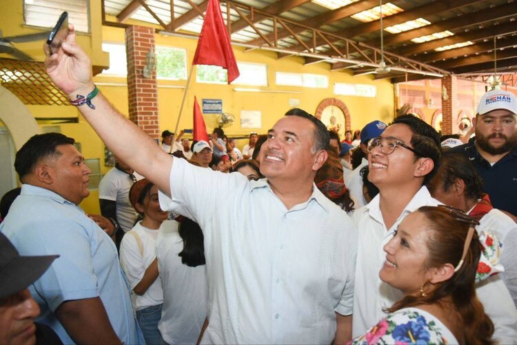 Renán Barrera, tras reunirse con integrantes del PSS, ayer.