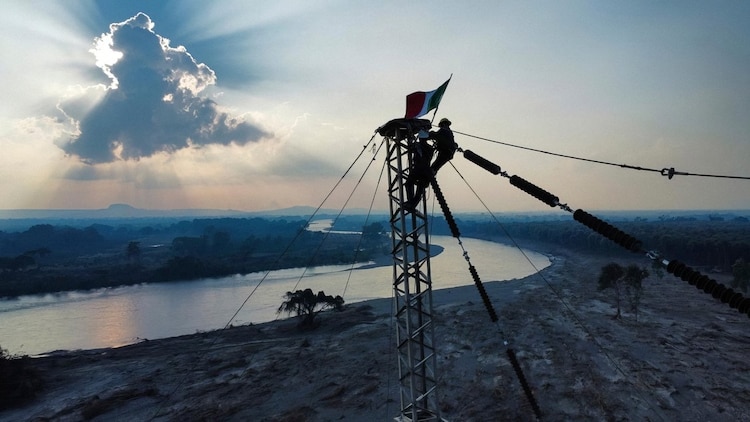 El despliegue de grúas y plantas de emergencia agiliza la atención en zonas críticas.
