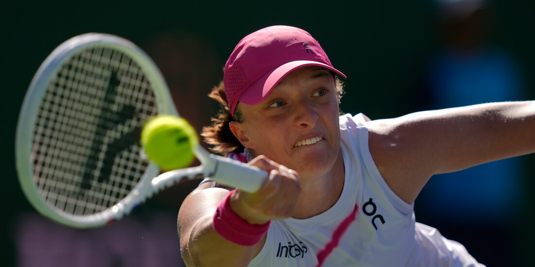 La polaca Iga Swiatek, devuelve un remate ante Danielle Collins, de los Estados Unidos, en Indian Wells