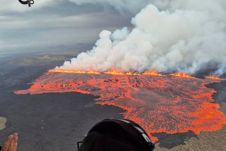 El magma forzado a través de la corteza terrestre abrió una enorme fisura