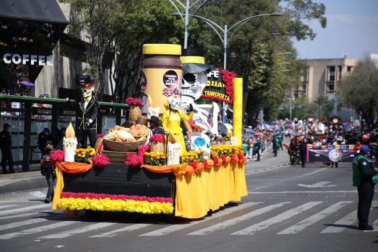 Un carro alegórico representando a un producto que se ingiere por muchas familias.
