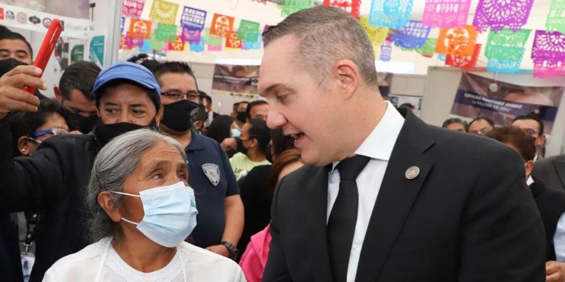 Alcalde Adrián Rubalcava, ayer, con expositores.