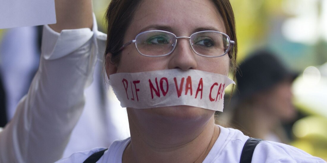 Trabajadores del Poder Judicial en Nuevo León, se manifestaron en las afueras del Centro Internacional de Negocios, para protestar en contra de la Reforma Judicial, el 4 de octubre.